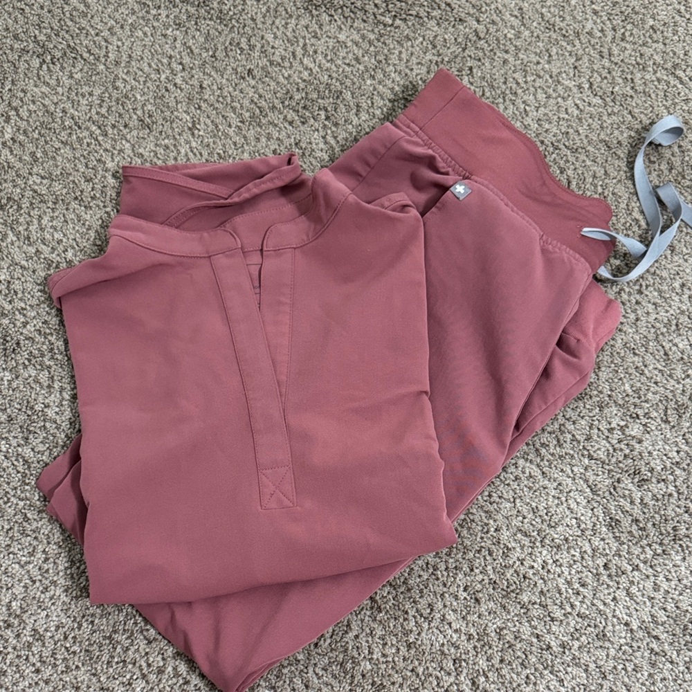 Figs Women's Scrub Set in Mauve- XS top & small joggers